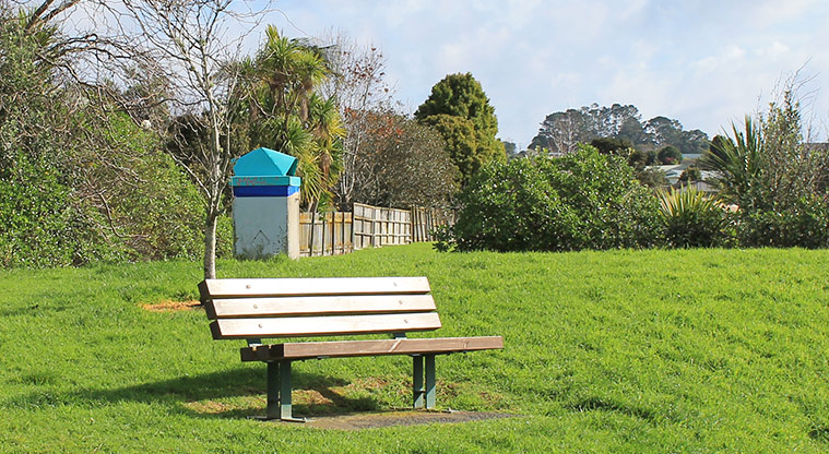 Whenua-roa / D'Oyly Reserve - Park bench with a rubbish bin in the background. Photo credit: M Loubser.