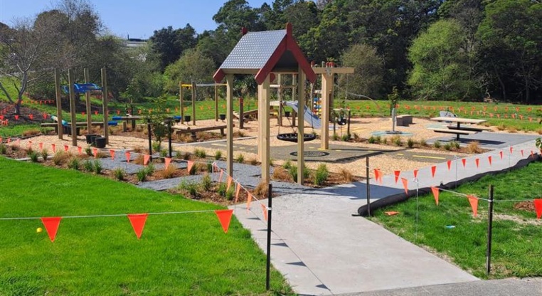 Whenua-roa / D'Oyly Reserve - Flat walking path with grassed area on both sides leading to playground.