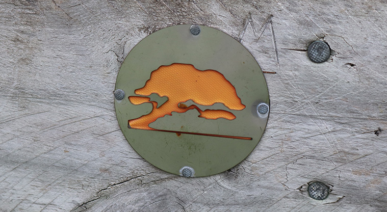 Leigh Auton Reserve - Pōhutukawa plaque on a gate at the Second View Avenue entrance. Photo credit: S Hulse.