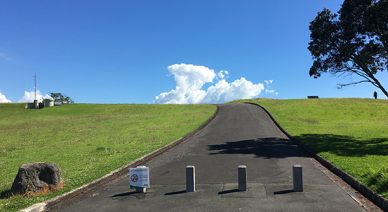Pukewīwī / Puketāpapa / Mount Roskill - Section of the road and bollards with the summit in the background. Photo credit: S Hulse.