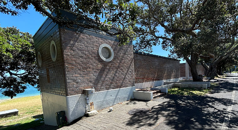 Okahu Bay Reserve - Toilets and changing rooms on the edge of the footpath. Photo credit: S Hulse.