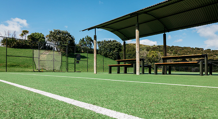 Onetangi Sports Park - The shelter and seating for the tennis courts.