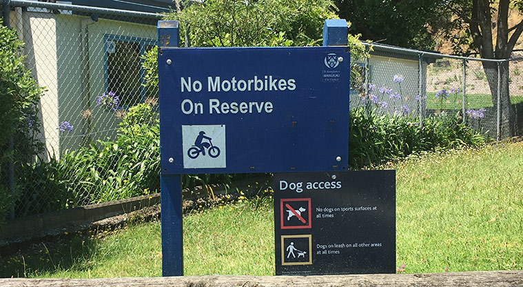 Ōhuiarangi / Pigeon Mountain - Sign showing "No motorbikes on reserve" and the dog walking rules.