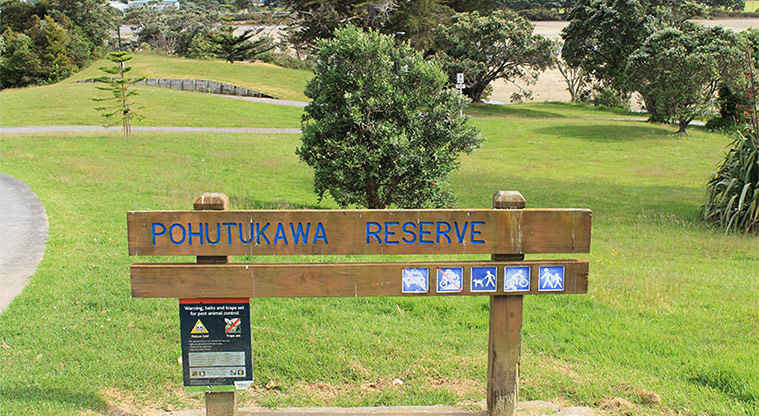 Pōhutukawa Reserve - Sign at the entrance to the reserve. Photo credit: M Loubser.