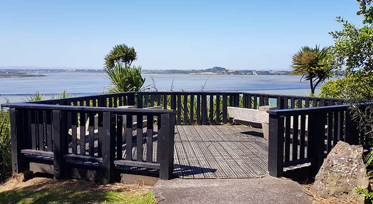 Waikōwhai Park - The lookout gives you great views across the harbour to Ambury Regional Park and Puketutu Island.