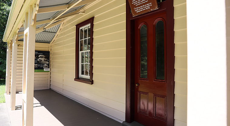 Āwhitu Brook Homestead Path - Get some shade under the verandah.