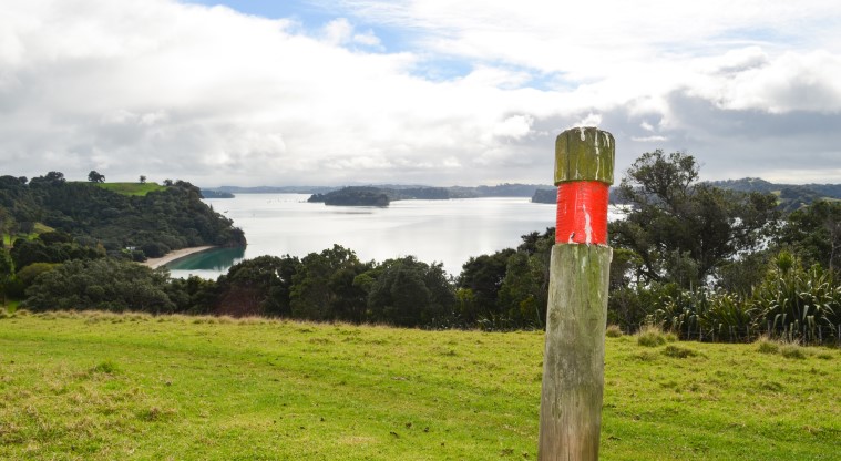 Cudlip Point Path - One of the red markers which guides walkers around the path.