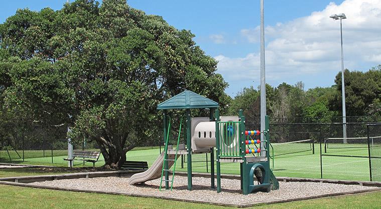 Greenhithe East Path - Greenhithe War Memorial Park playground