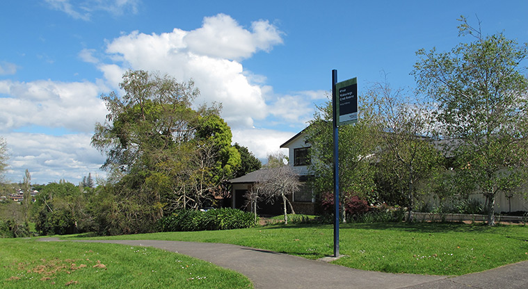 Half Moon Bay to Wakaaranga Creek Path – Access into Wakaaranga Creek Reserve.