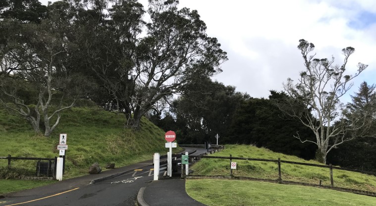 Maungawhau / Mt Eden Path - An alternative entry point heading to the summit from the Kiosk car park going in an anti-clockwise direction.