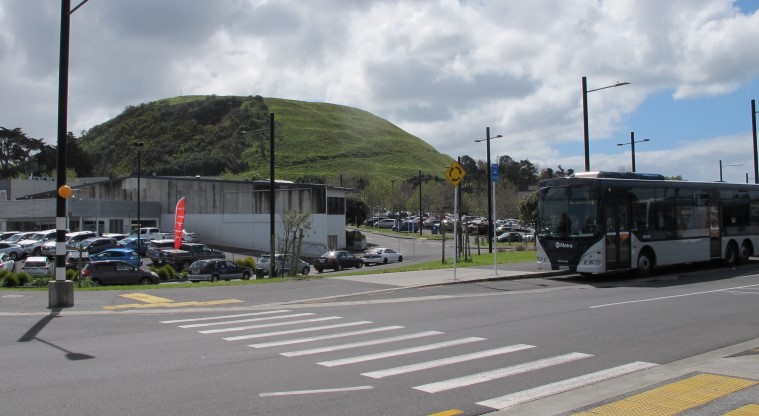 Maungarei / Mt Wellington Path – Pedestrian crossing at the intersection between Mountwell Cresent and Quinlan Street.