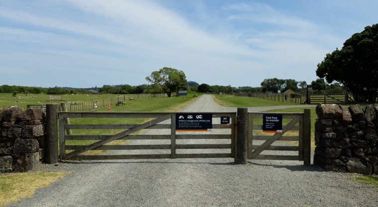 Māngere Foreshore Path - Start of the gravel path in Ambury Farm Regional Park.