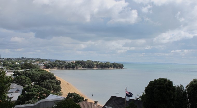 Maungaukia / North Head Path – Northern views over Cheltenham Beach.