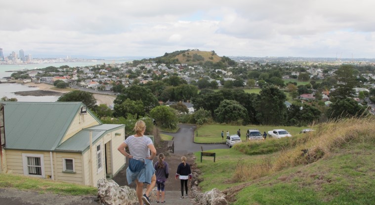 Maungaukia / North Head Path – Direct route down the maunga using stairs.