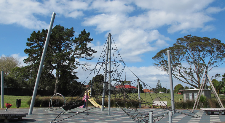 Oakley Creek Path – The playground at Heron Park.