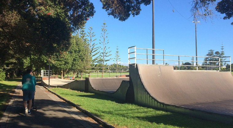 Te Ara Tahuna / Ōrewa Estuary Path - The path takes you path a skate park.
