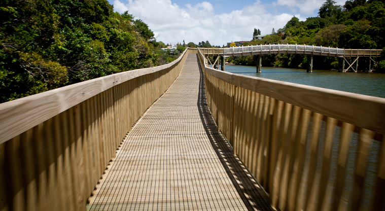 Ōrākei Basin Path - Boardwalk section approaching Meadowbank stream bridge.
