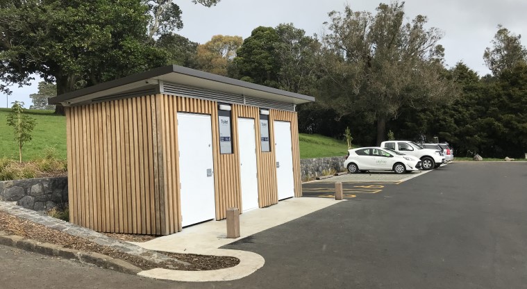 Ōwairaka / Te Ahi-kā-a-Rakataura / Mt Albert Path - Public toilets and a car park inside the entrance to the summit.