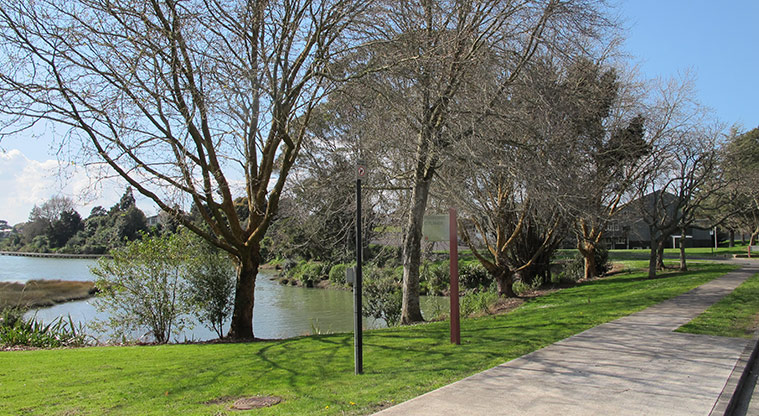Pāhurehure Esplanade Path – Path start; take care crossing Elliot Street.