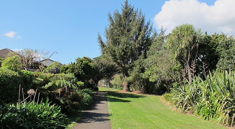 Pāhurehure Esplanade Path – Typical section of path.