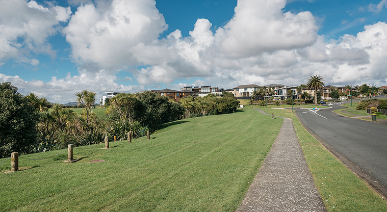 Te Atatū Harbourside Path - Path alongside Spinnaker Drive.