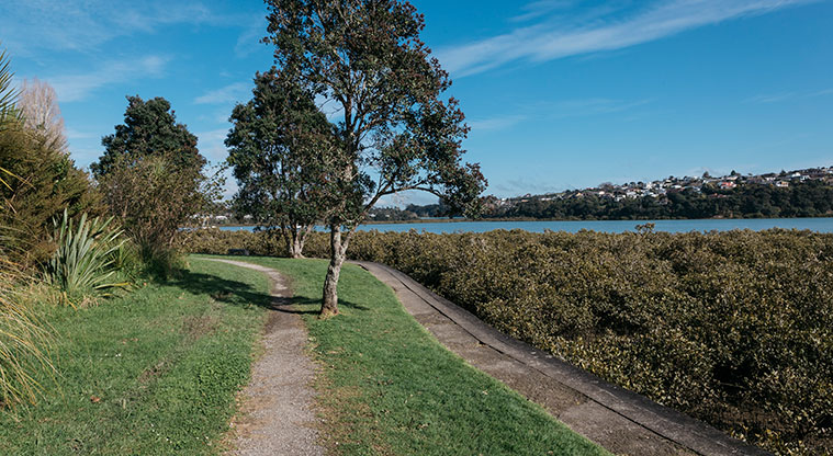Te Atatu Peninsula North Path - Gravel parts of the path are a little narrow in places.
