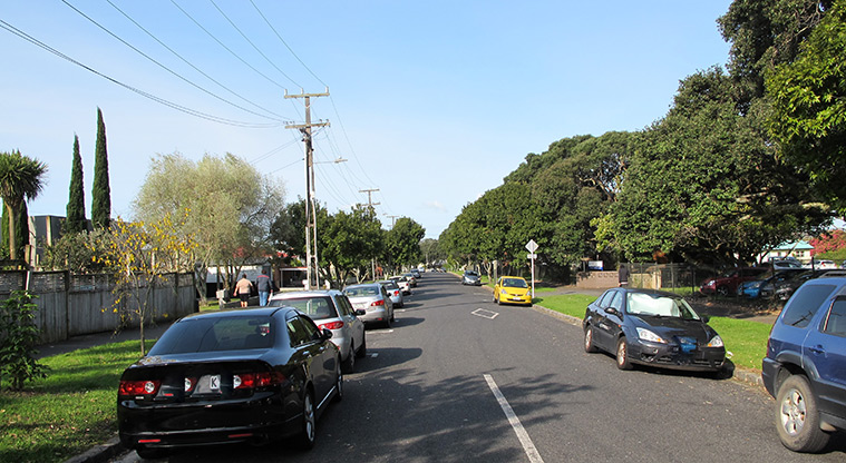 Te Atatu to City Path - Short on road section on Sutherland Road.